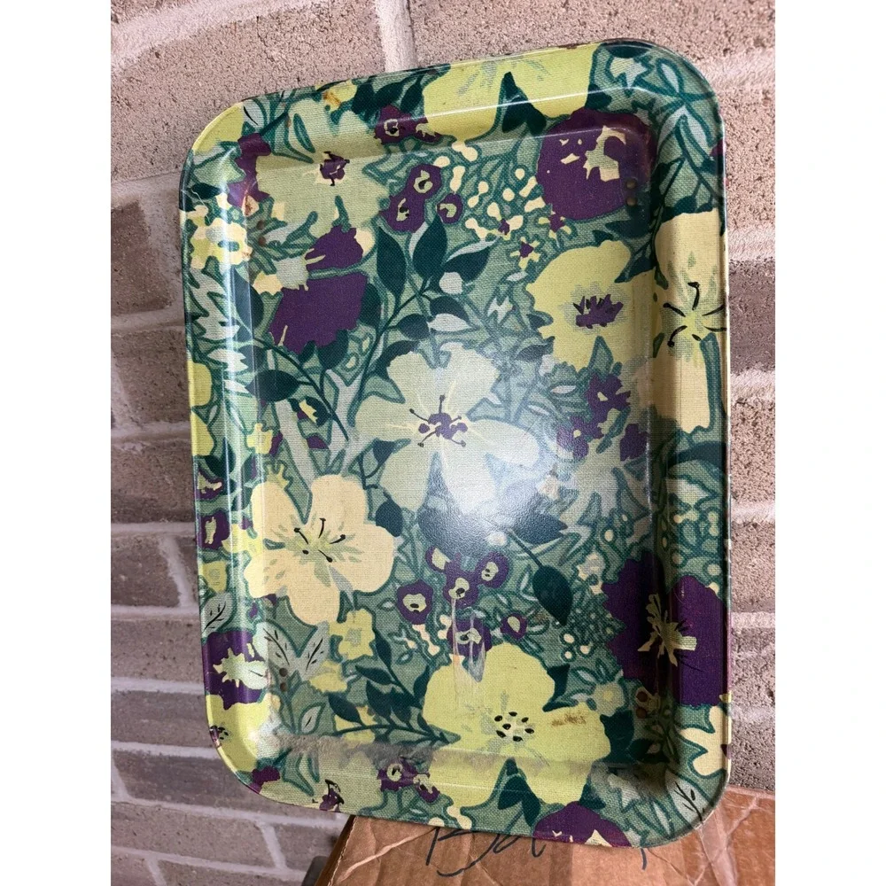 Vintage metal TV tray set features a vibrant 1960s or 70s floral pattern